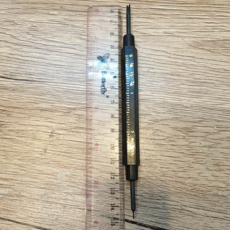 Alat pembuka dan pemasang tali strap jam tangan