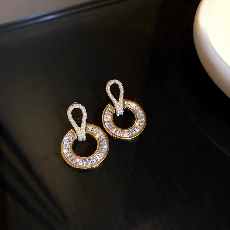 S925 Anting Mutiara Bulat Dengan Jarum Perak Dan Berlian Perempuan Menghiasi Temperamen Sederhana Korea Dan Anting Angin Dingin Bermutu Tinggi.