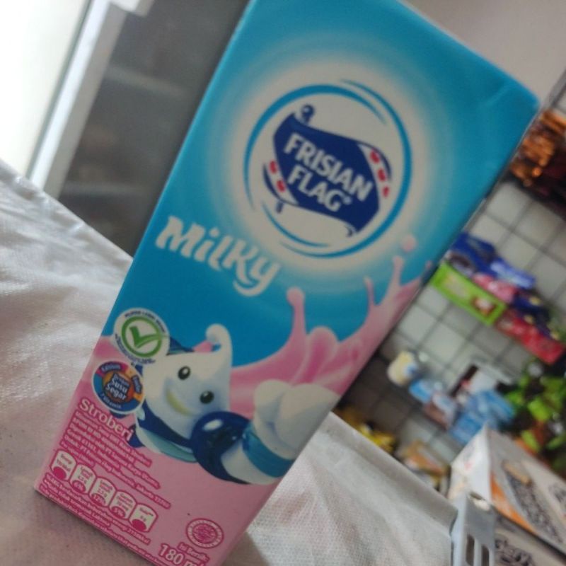 Frisian Flag Susu Strawberry 180ml