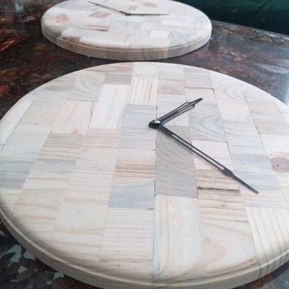 jam dinding rustik motif endgrain cutting board