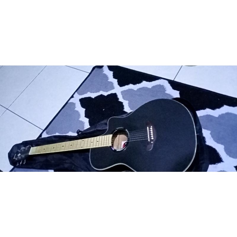 Gitar Akustik Yamaha Bekas .