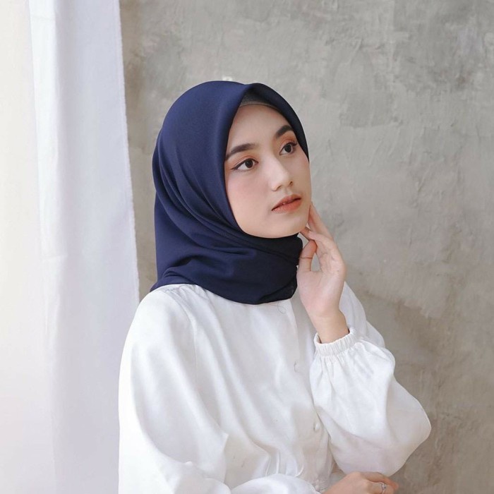 Kerudung Segi empat Bella Square Jilbab navy Bella Pollycoton Best Quality