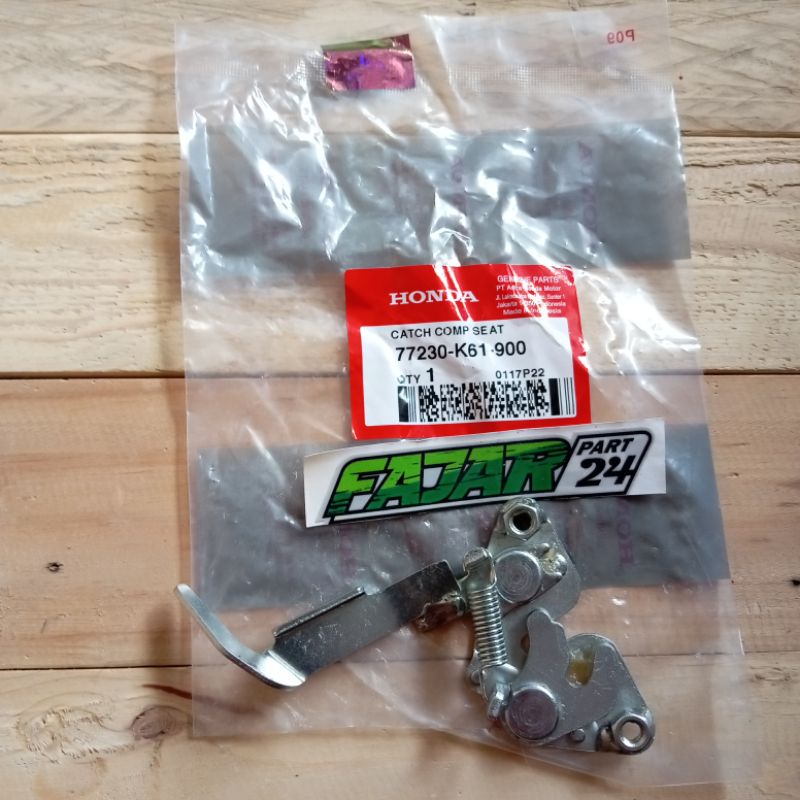 ENGSEL DUDUKAN KUNCI JOK SADEL BELAKANG BEAT POP ORI 77230K61900 77230-K61-900