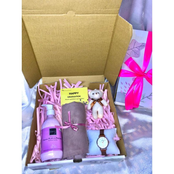 REAL PICT SCARLETT - HAMPERS GIFT BOX TAS  CEWEK / KADO CEWEK / HAMPERS CEWEK / KADO WISUDA / KADO ANIVERSARRY / KADO ULANG TAHUN / KADO PACAR / JILBAB  / JAM TANGAN Hampers scarlett scarlett body lotion