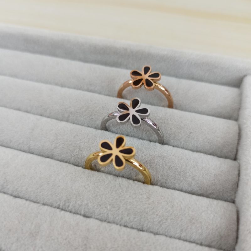 Cincin Titanium Bunga daisy Hitam C11068