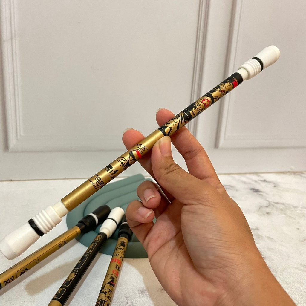 PULPEN PUTAR MAGNET ONE PIECE GOLD EDITION BISA DI BELAH 2 HARGA MURAH PEN PUTAR TONGKAT KARAKTER ONEPIECE SPESIAL READY 2 WARNA HITAM DAN PUTIH BISA GROSIR DAN COD
