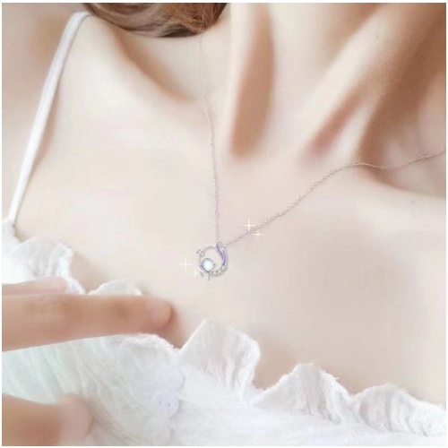 【Bayar di tempat】Ladies Moon Stone Necklace  Rantai Kalung Perempuan Fishtail Desain Rasa Senior Mewah Kalung Rantai