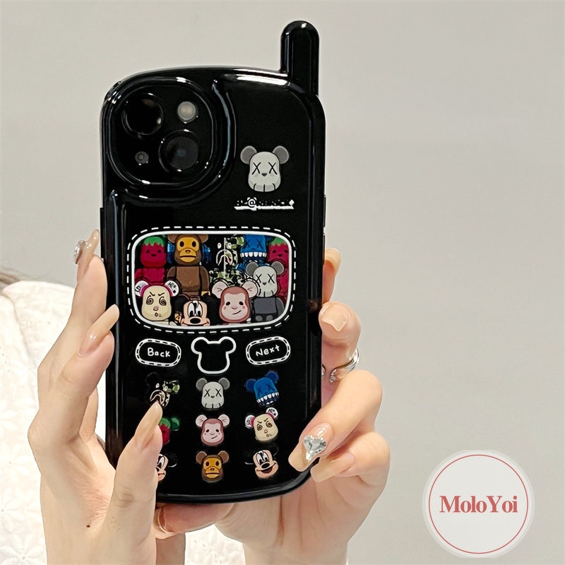 IPHONE Casing Beruang Kekerasan Merek Trendi Kompatibel Untuk Iphone11 12 13 14 Pro MAX XR 14 7 8 Plus X XS MAX Retro Vintage Kepribadian Ponsel Bentuk Ponsel Bantal Udara Soft Cover