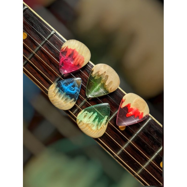 PICK GUITAR / UKULELE / GITARLELE / BASS  KAYU DAN RESIN CUSTOM GLOW IN THE DARK HANDMADE MURAH
