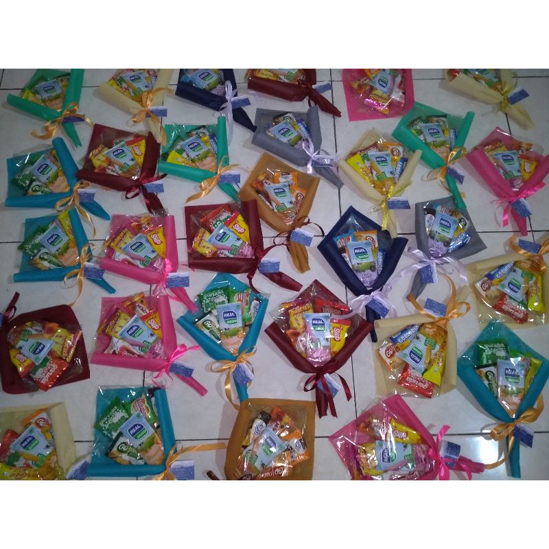 

BUKET SNACK MINI BOUQUET JAJAN MURAH SLEMAN CUSTOM PARCEL LEBARAN BINGKISAN MURID ULTAH ULANG TAHUN ANAK- size S