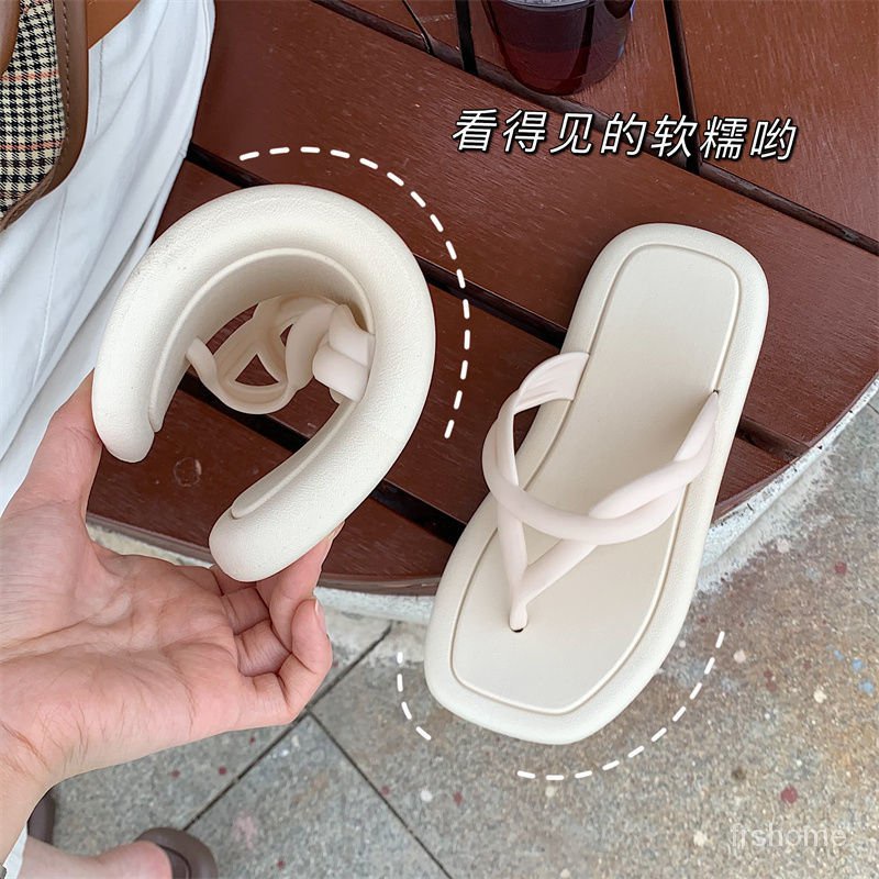 Busana kasual baru ins pasang sandal jepit anti-slip siswa musim panas wanita di luar memakai sandal