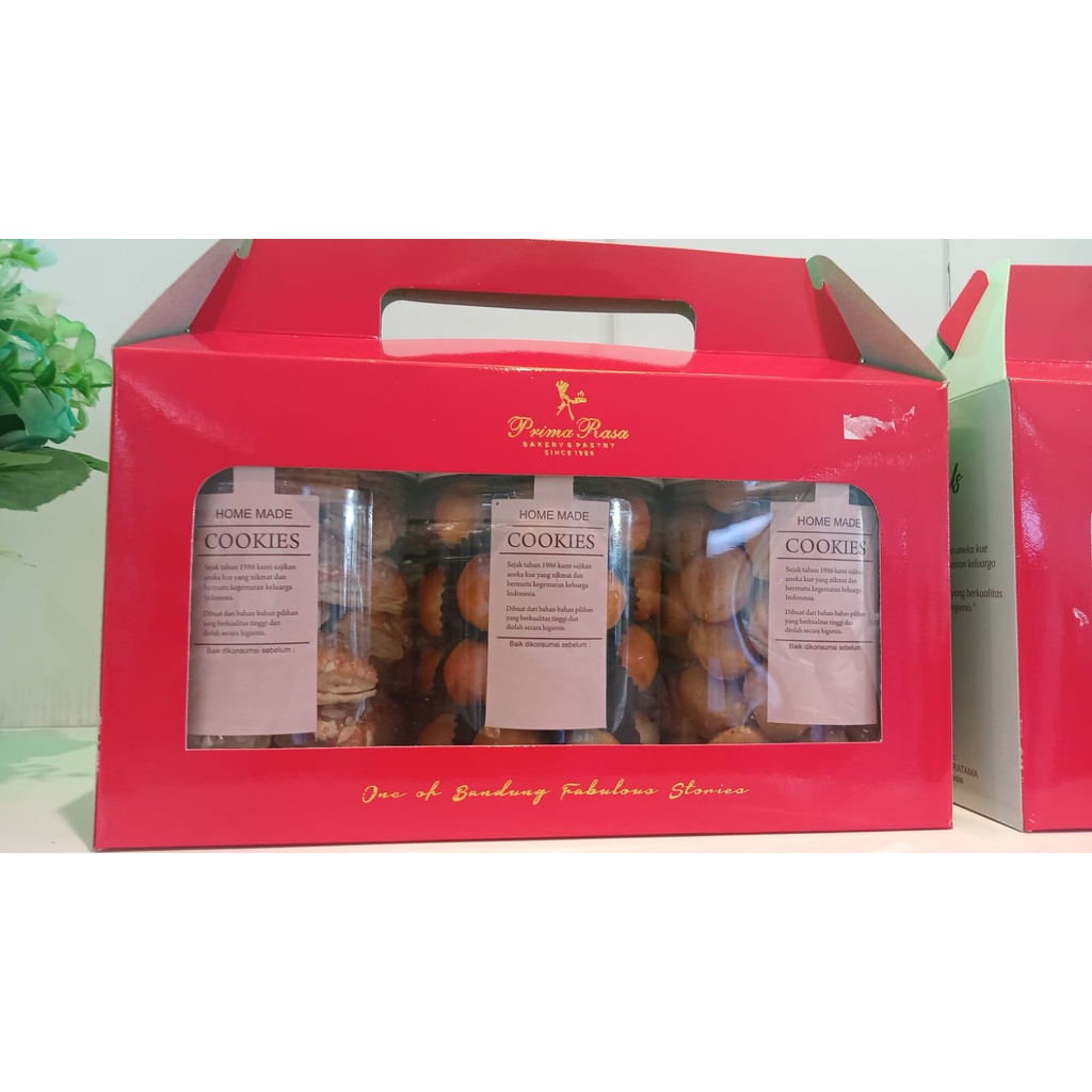 

READY BEKASI 02 NOV 2024 - PRIMA RASA HAMPERS 2022 GIFT BOX 7 NATAL CHRISTMAS NEW YEAR PARCEL LIMITED EDITION PRIMARASA OLEH OLEH BANDUNG VIRAL SALE PROMO PAKET HADIAH BOLU CAKE LEGIT PIA ROTI PIE COOKIES PASTRY LAPIS BIRTHDAY CAKE KUE ULANG TAHUN KULIN