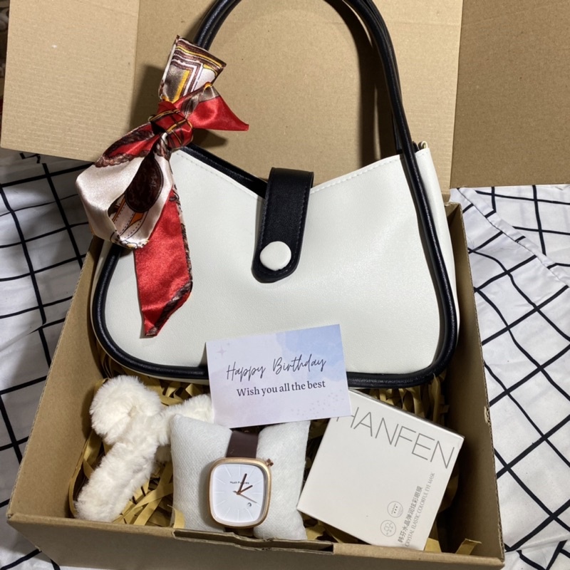 

GIFT BOX HAMPERS TAS HANA PREMIUM HIJAB / KADO CEWEK / ULANG TAHUN / ANNIVERSARY / WEDDING