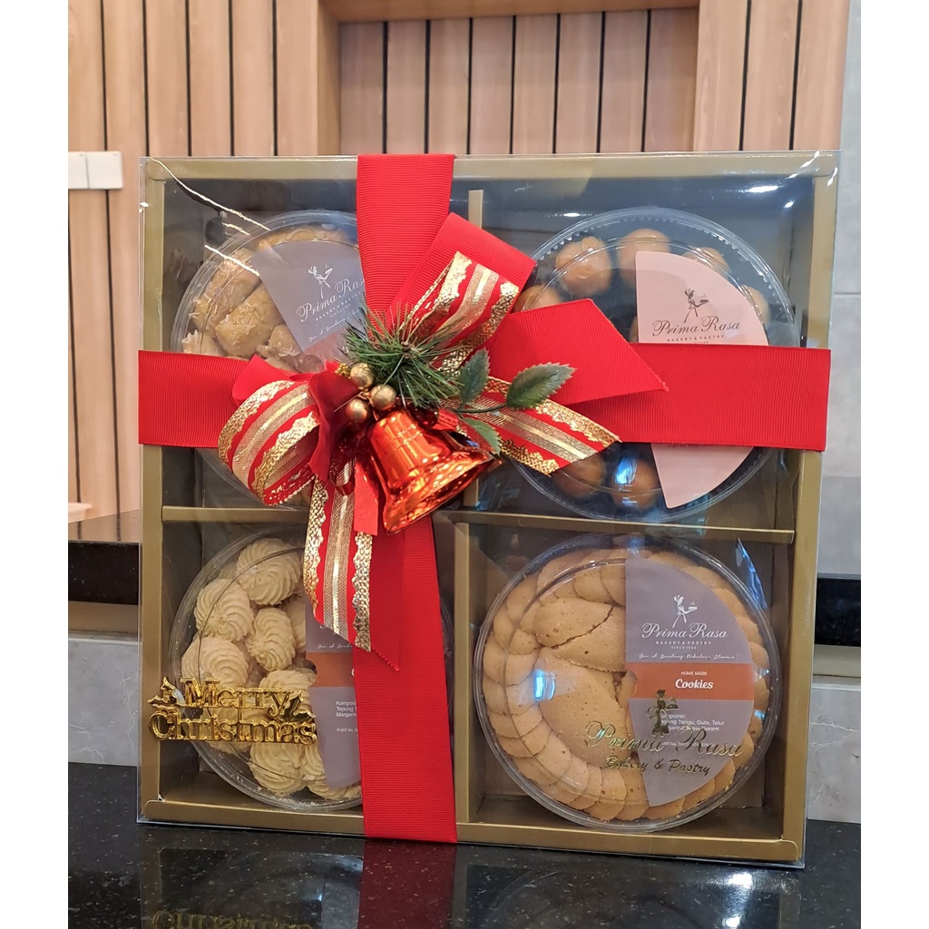 

READY BEKASI 15 FEB 2025 - PRIMA RASA HAMPERS 2022 GIFT BOX 2 NATAL CHRISTMAS NEW YEAR PARCEL LIMITED EDITION PRIMARASA OLEH OLEH BANDUNG VIRAL SALE PROMO PAKET HADIAH BOLU CAKE LEGIT PIA ROTI PIE COOKIES PASTRY LAPIS BIRTHDAY CAKE KUE ULANG TAHUN KULIN