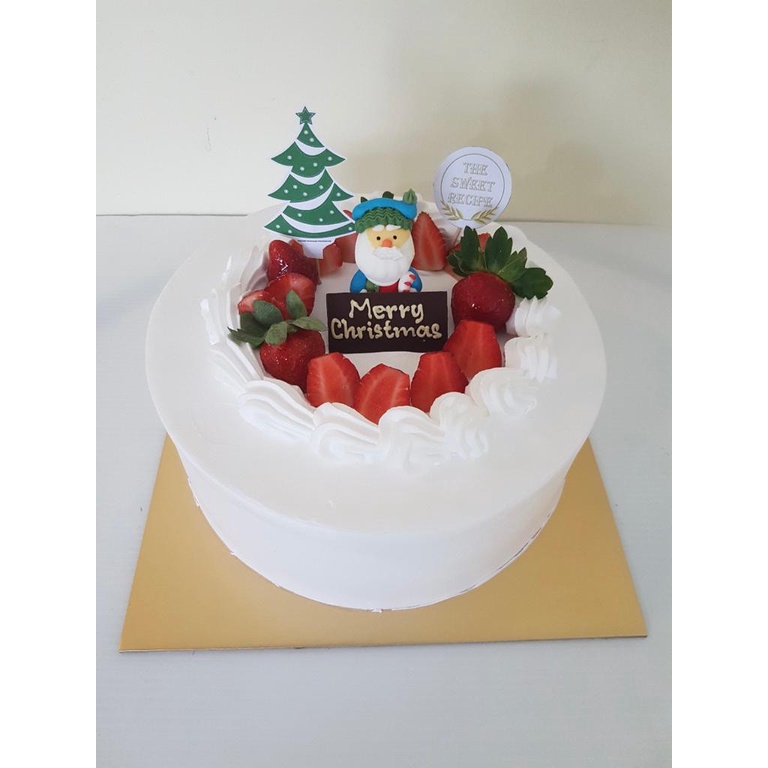 

Strawberry Christmas Cake