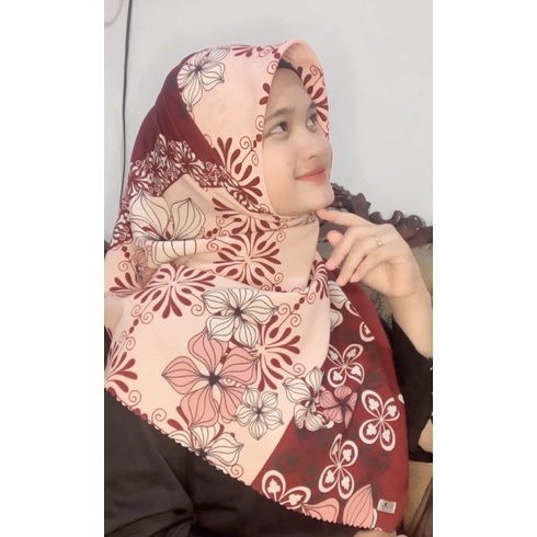 Segi Empat Wolfis Motif Bunga Merah