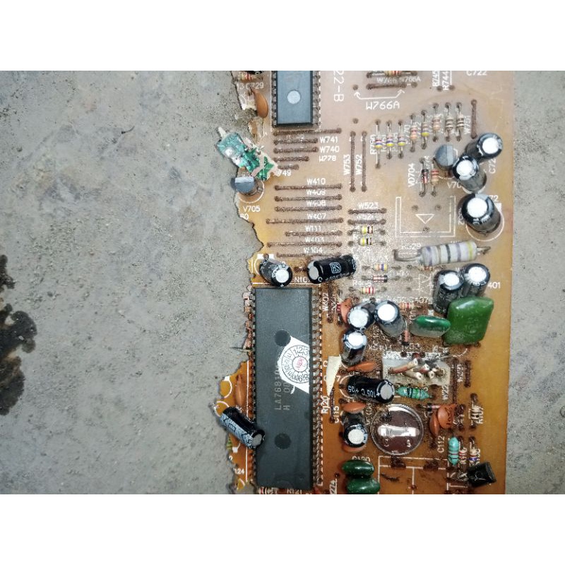 IC tv 76810a bekas masih nempel PCB