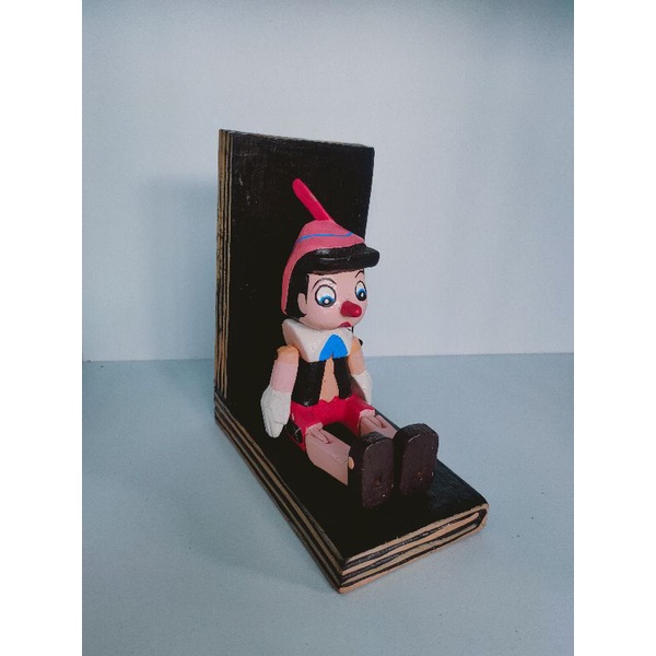 Pajangan Meja Pinokio Hiasan Kayu Penyangga Buku Stand Book
