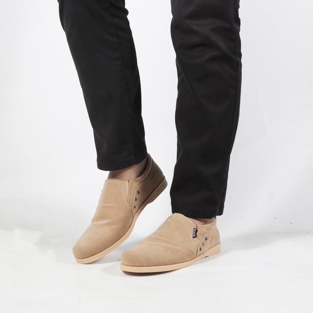 Sepatu Slip On Pria V 5799 Model Terbaru Brand Varka Sepatu Casual Santai Jalan Jalan Harga Murah Berkualitas - Krem