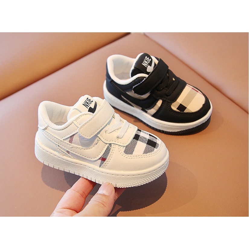 SEPATU BAYI IMPORT BLACK WHITE BURBERRY UK 16-26