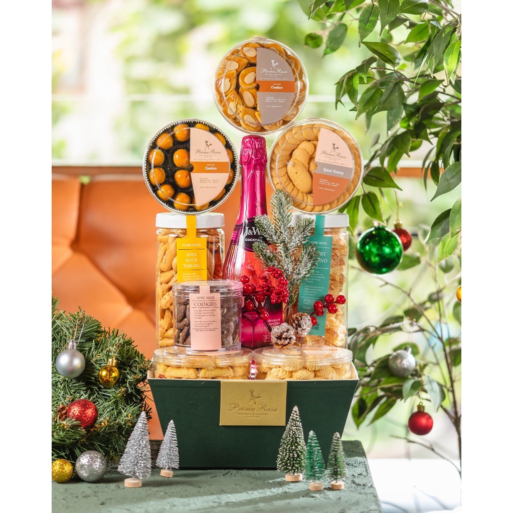 

READY CIKARANG 19 OCT 2024 - PRIMA RASA BANDUNG HAMPERS F PARCEL NATAL CHRISTMAS NEW YEAR LIMITED EDITION 2022 GIFT BOX PRIMARASA OLEH OLEH BANDUNG VIRAL SALE PROMO PAKET HADIAH BOLU CAKE LEGIT PIA ROTI PIE COOKIES PASTRY LAPIS BIRTHDAY CAKE KUE ULANG TAH