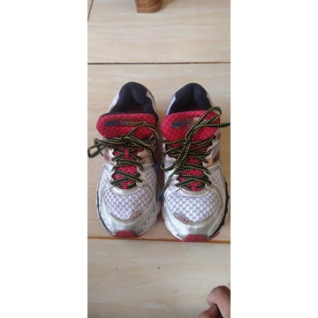 Sepatu pria NB running