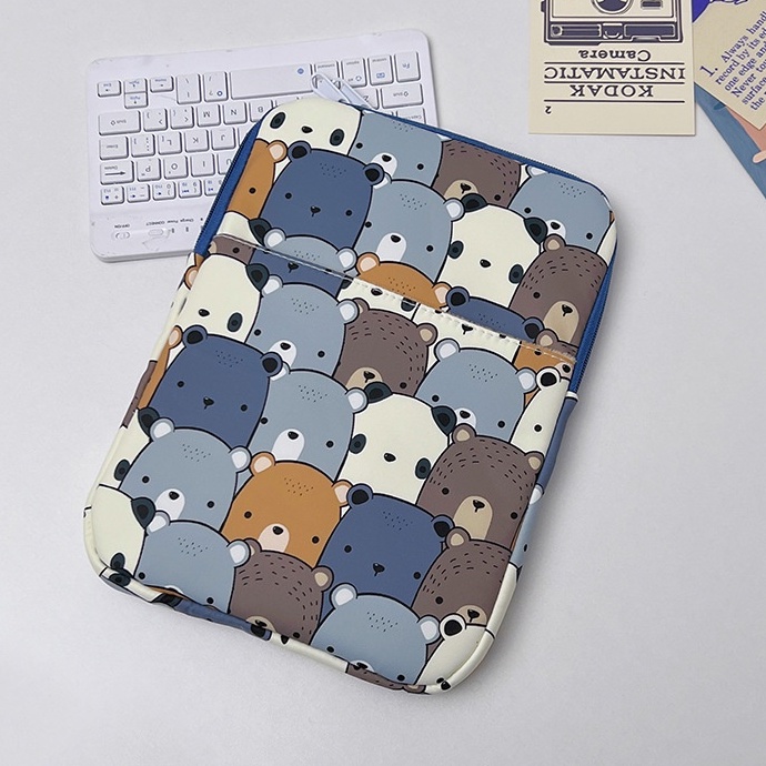 Sleeve Pouch Sarung Tas Bag Case Ipad Tab Tablet Macbook Air Pro Laptop Asus Acer Lenovo HP Huawei 11 12 13 14 15 inch Motif Gambar Bear Beruang Warna Putih White Hitam Black Lucu Cute Murah Korean Model Slot Ruang Stationary Organizer