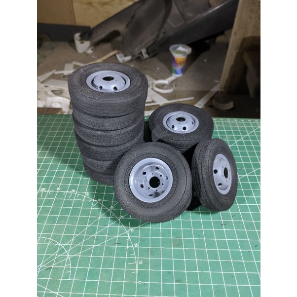 2 set ban + velg miniatur truk skala 1:12(pesanan)Rp.190.000