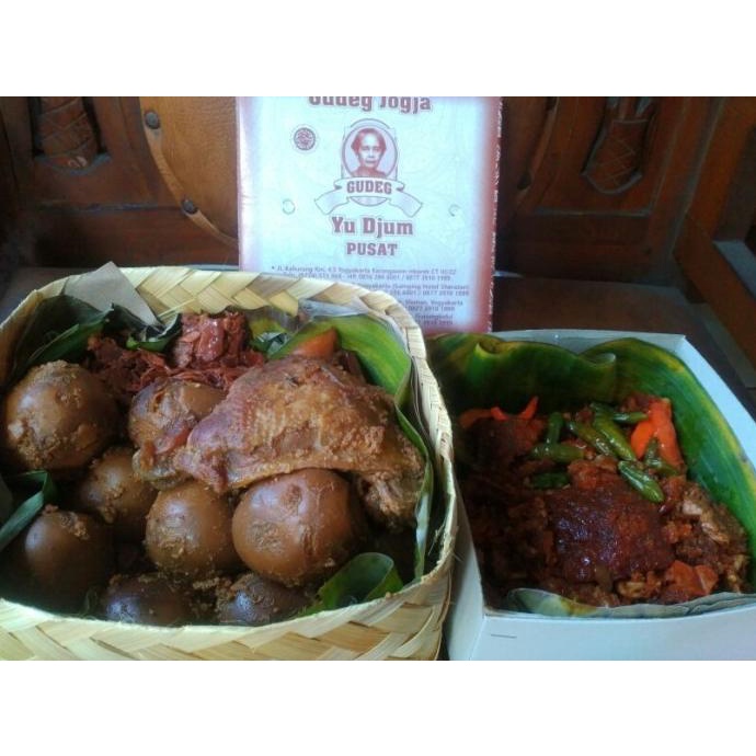 

GUDEG YU DJUM JOGJA Paket Gudeg Krecek Paha Bawah Telur 3 Butir
