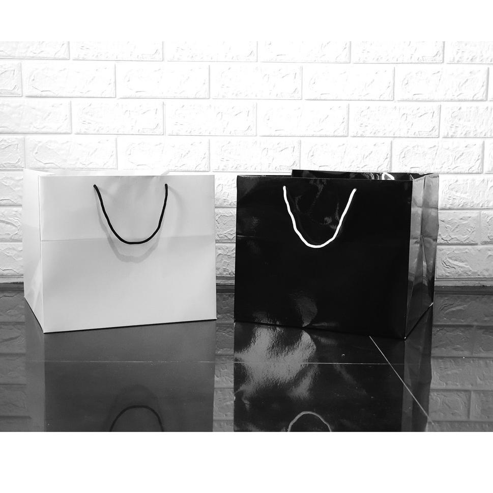 

ブ Paperbag Hitam & Putih (Glossy) Uk. 30 x 30 x Tinggi 25 cm GK34
