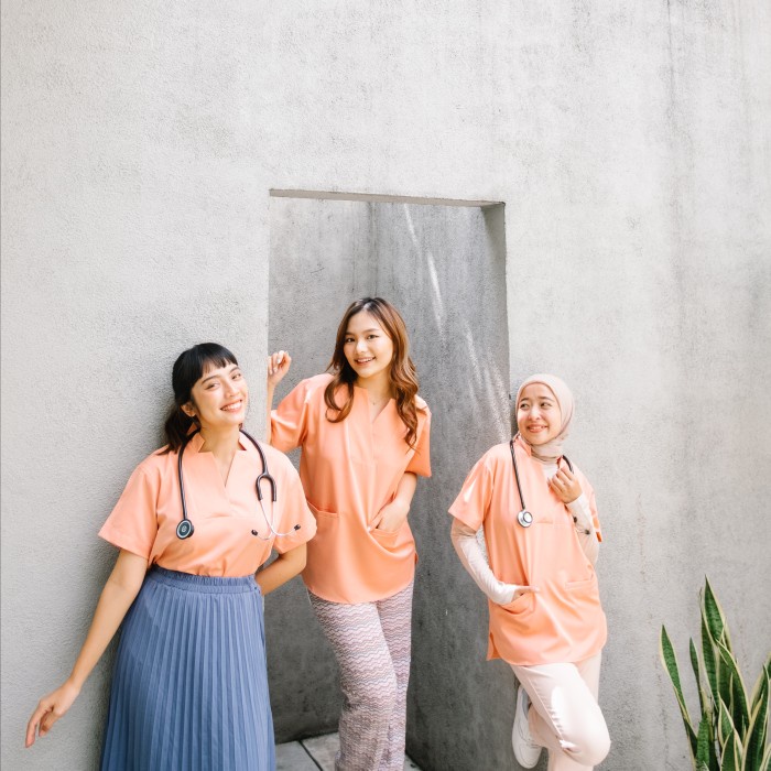 Baju Jaga BUTTONED 02 SS Ladies Top Scrubs TB Cardinal Pendek