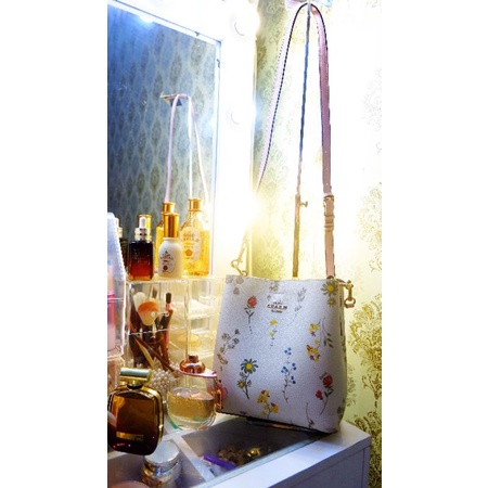 Preloved (KOLPRI) VVGC Authentic Coach Small Town Bucket Bag (Coach Outlet)