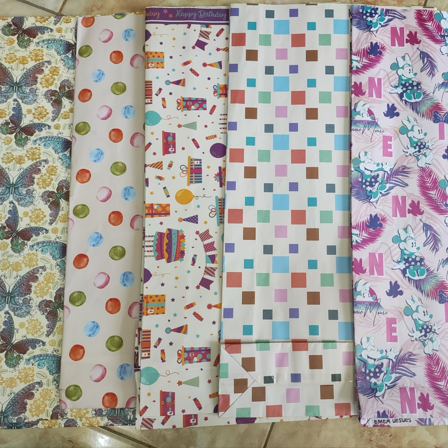 

kertas kado jadi motif bungkus perempuan christmas kartun polkadot kertas kado lipat