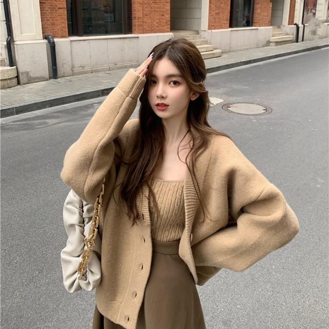 Suhao Musim Gugur dan Musim Dingin Malas Angin Sweater Putih Wanita Setelan Jas Tiga Potong Musim Semi Longgar Pakaian Tebal Rajutan Hangat cardigan Jaket