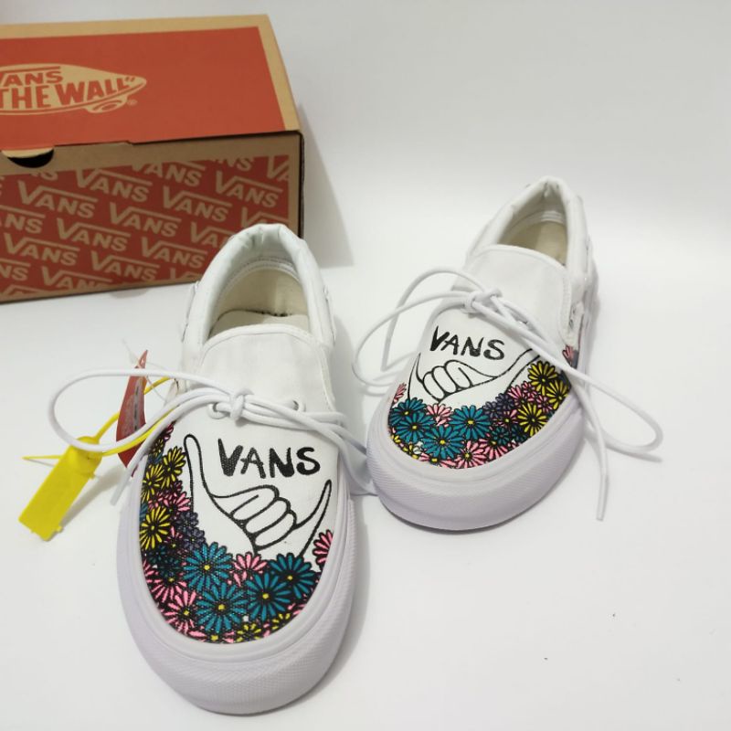 Sepatu Vans Slip On Women Kris Goto Sneakers Keren Hitam Putih Black White Kado Hadiah Sekolah Kuliah Kerja Hangout Traveling Jalan kekinian
