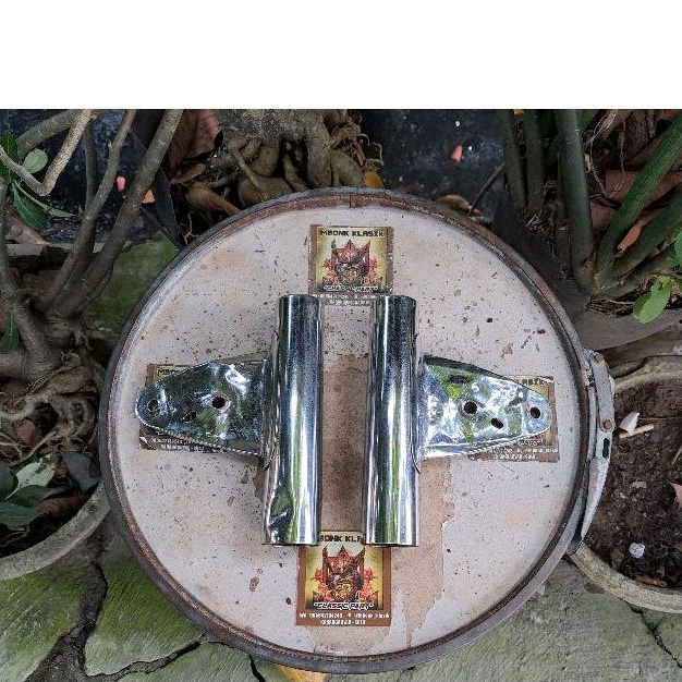 kupingan lampu depan gp100 gp125 ORIGINAL kupingan lampu gp100 gp125 kupingan lampu suzuki gp100 gp1