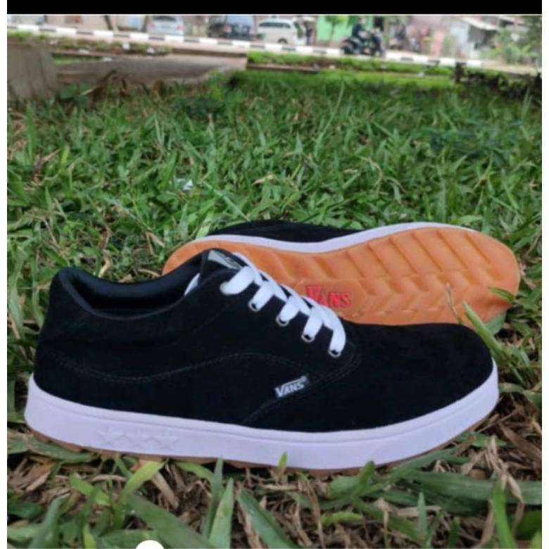 Sepatu Pria Keren Original Asli 100% Brand Lokal Sneakers Hitam Polos Sepatu Sekolah Terbaru