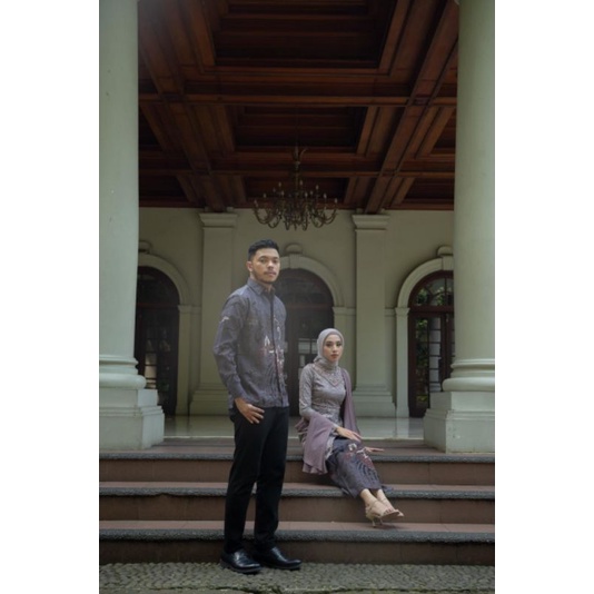 (Akita-hanna tunik mauve) set couple kebaya wanita &amp; kemeja batik pria. kebaya wisuda kebaya kondangan kebaya lamaran bahan lace premium