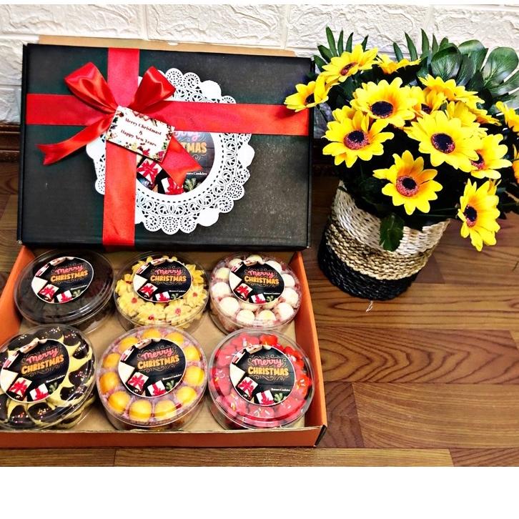 

PRODUK KEREN PAKET KUE KERING HAMPERS PAKET LEBARAN PAKET NATAL KUE KERING PAKET KUE ISI 6 HAMPERD NATAL $ 869