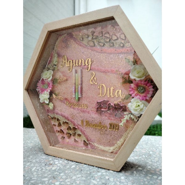 Mahar pernikahan resin frame akrilik hexagonal