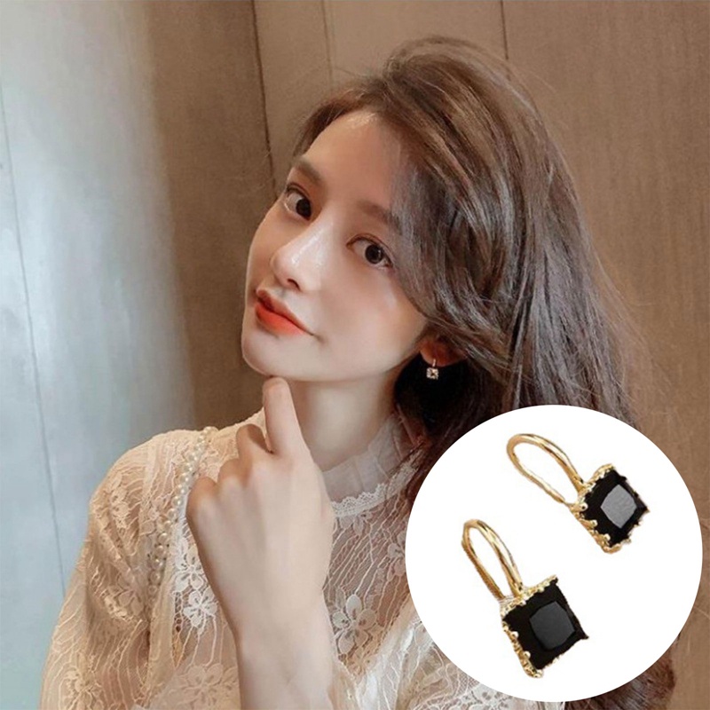 Fashion Wanita Baru Hitam Dan Putih Berlian Zirkon Anting Kepribadian Wanita Anting Persegi Pesta Hadiah Ulang Tahun