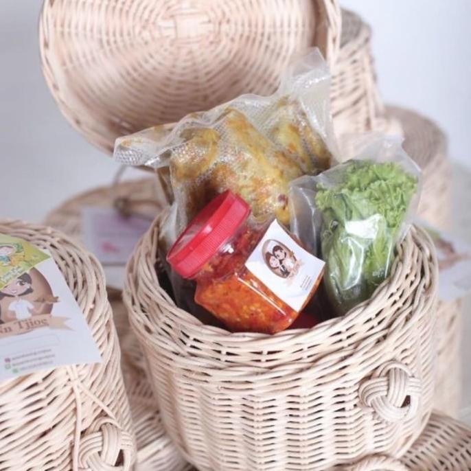 

Hampers Rotan Bulat 1 ekor Ayam