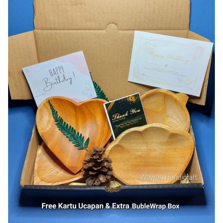 

hampers/kado pernikahan/hampers wedding/souvenir piring kecil karakter kayu mahoni/free gift card A033