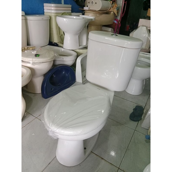 CLOSET  TOTO  CW420J/ toilet duduk merk  toto cw420j/closet  second berkwalitas