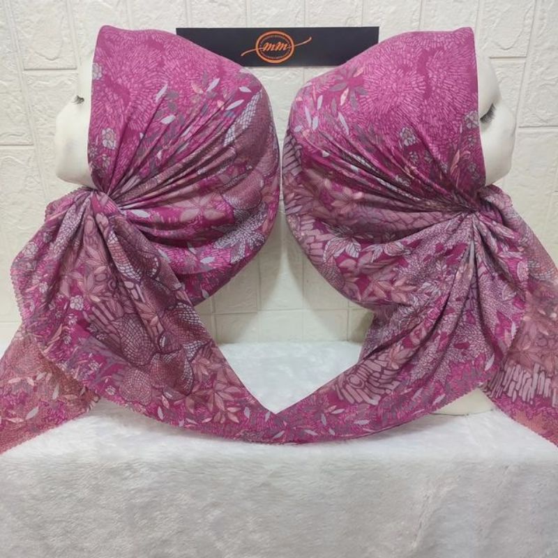 HIJAB SEGI EMPAT VOAL MOTIF BUNGA PINK MAGENTA