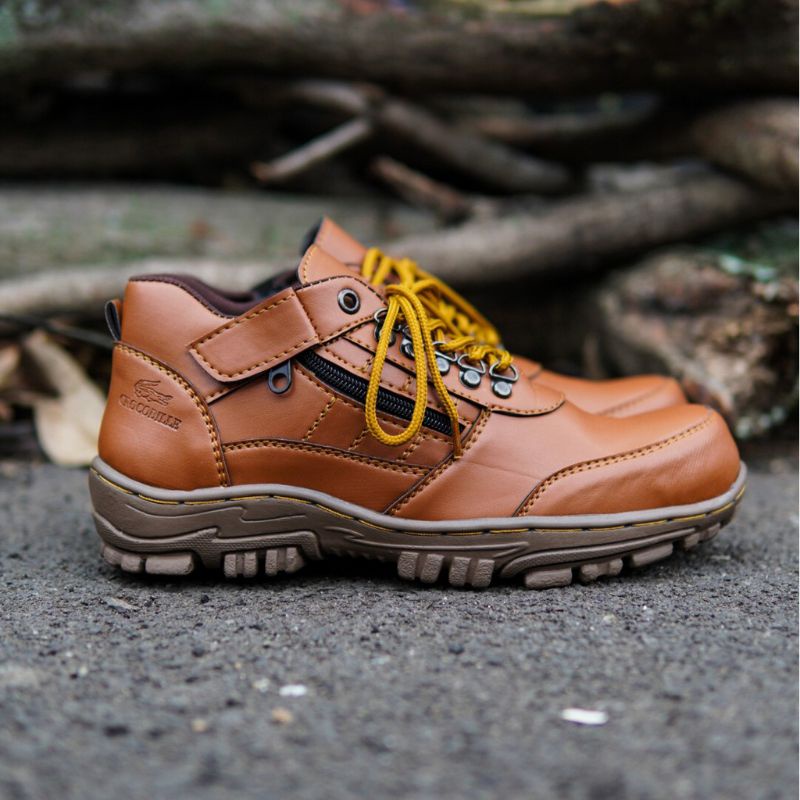 Sepatu safety pendek pria lapangan