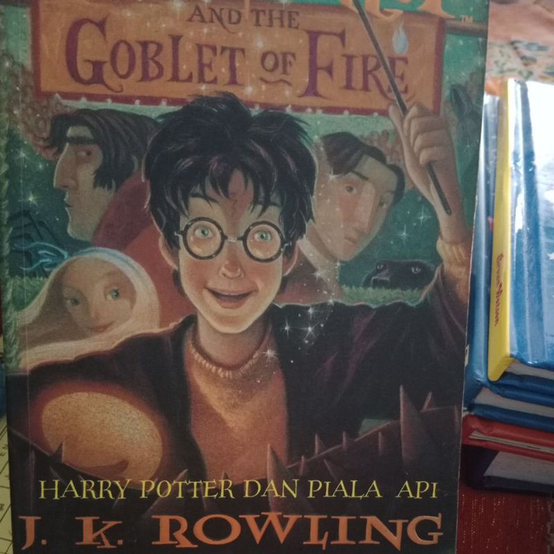 Harry Potter dan piala api JK Rowling