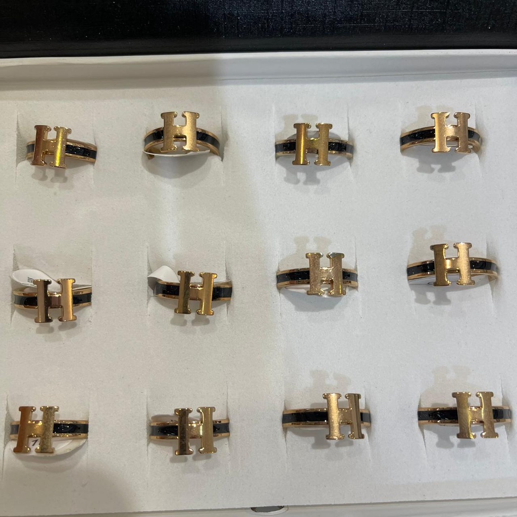 CINCIN TITANIUM GROSIR 1 BOX ISI 12 PCS UKURAN 16 SAMPAI 18 / MOTIF GOLD EMAS HRM3S HURUF H/ DUNIA GELANG