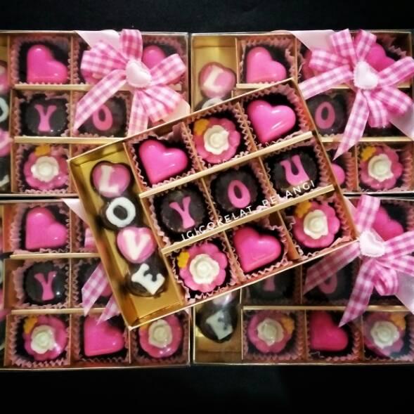 

[Q-5Y ☎] Hadiah coklat valentine untuk pacar sahabat teman saudara cokelat pelangi box sekat 12 love you-proses cepat