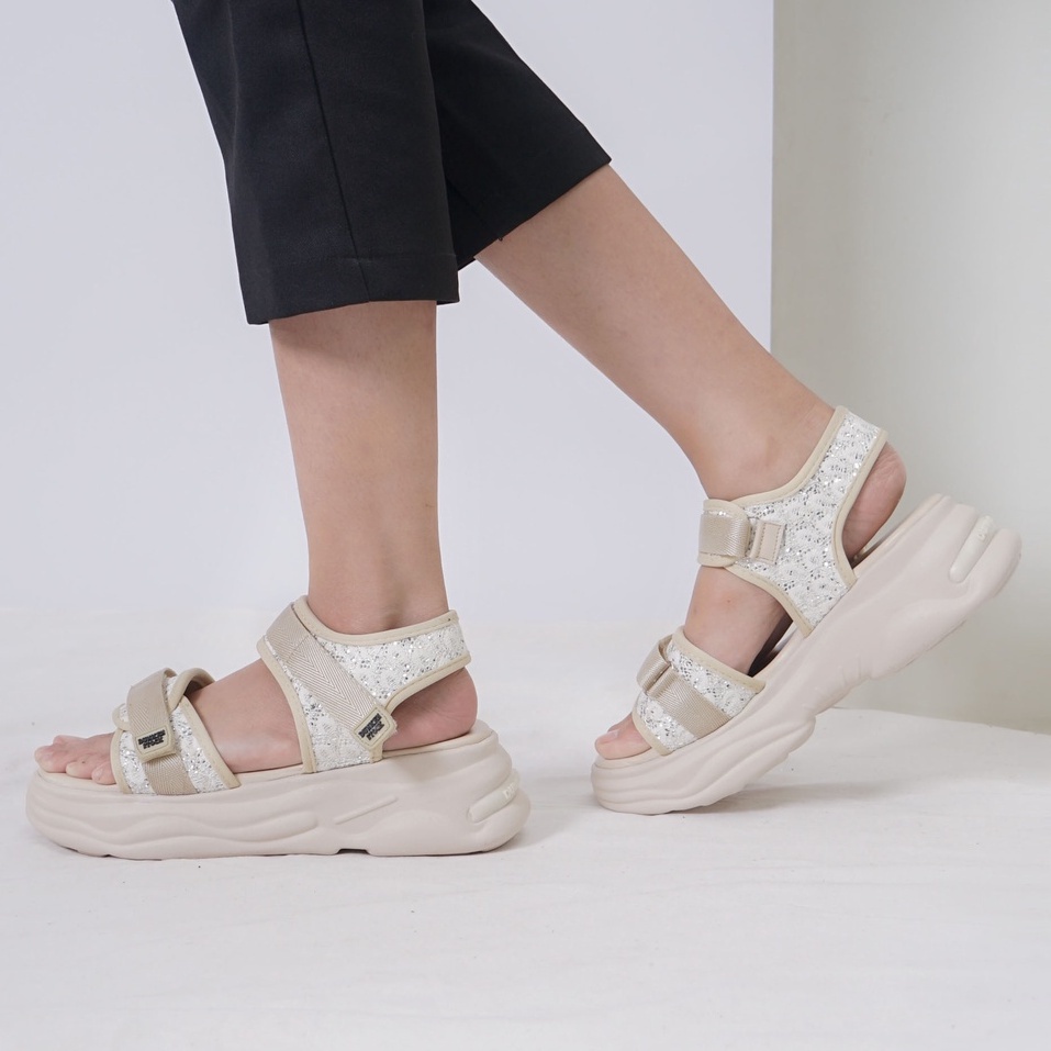 SARASARA YUK - Dunkenstock AGITHA Sepatu Sandal Wanita Size 36 - 40 Sendal Beleza Wedges Model dua Tali Strap Belakang Hak Tinggi Sole 5cm Sandal Gunung Velcro 37 38 39 Warna Putih Belleza Kekinian Premium Terbaru Shoes Ori Original Mall Official Store